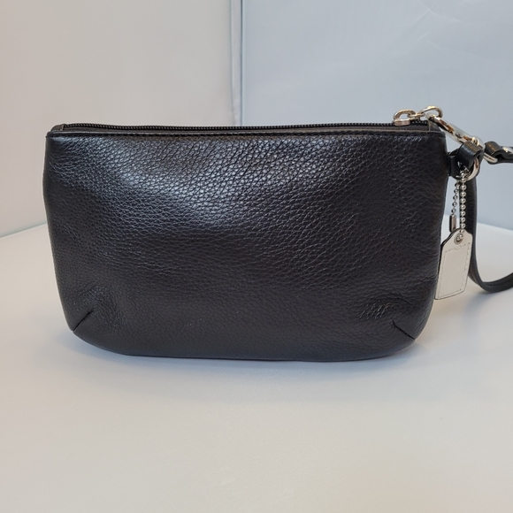 Coach Wristlet Black Leather Silver Turnlock - Picture 2 of 8